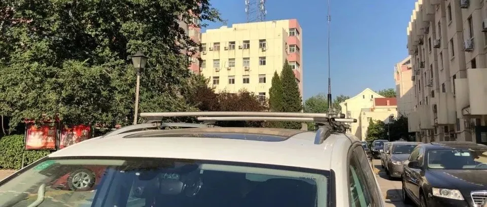 在行李架横杆上装车载天线 image